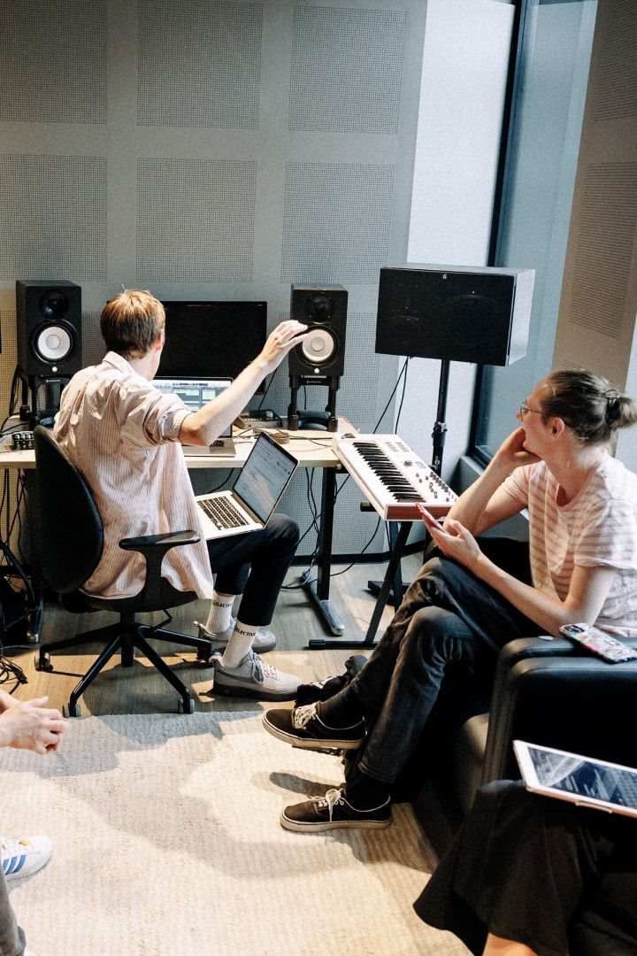 Bilde av to som jobber i musikkstudio på Tanken